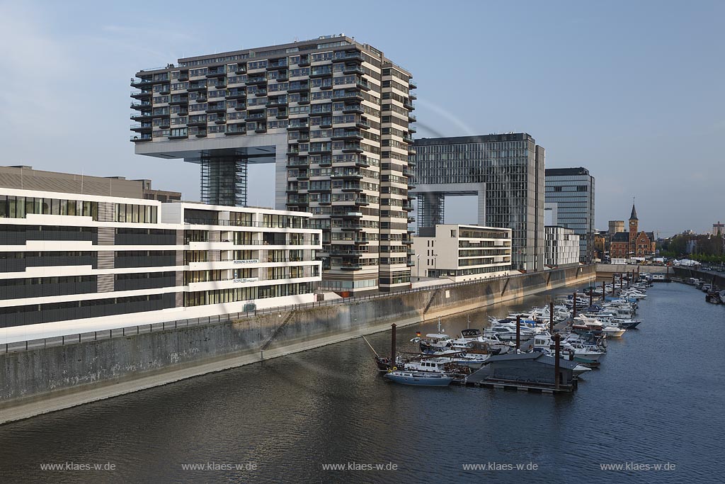 Koeln Kranhaeuser im Rheinauhafen Seit 1998 wird der Rheinauhafen der Stadt Koeln neu erschlossen und umgestaltet, besonderer Blickfang sind die drei "Kranhaeuser", die man schon von weitem an ihrer eigenwilligen Form erkennen kann und die Wohnungen beherbergen; Cologne "Kranhaeuser" in the harbor "Rheinauhafen", since 1998 the old harbor will alter in buildings. There you can find flats and offices.