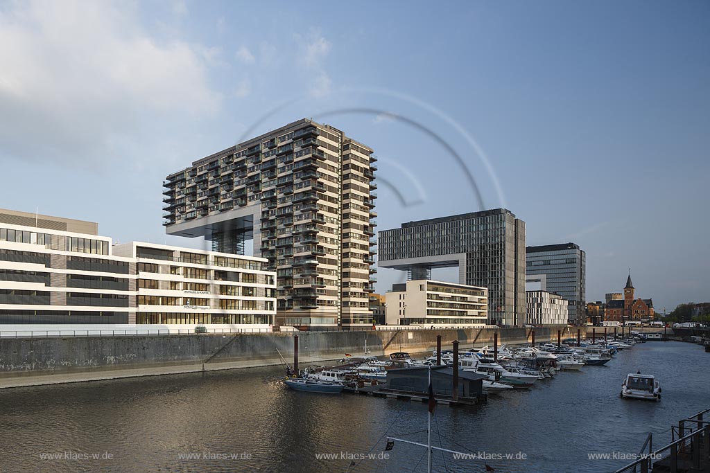 Koeln Kranhaeuser im Rheinauhafen Seit 1998 wird der Rheinauhafen der Stadt Koeln neu erschlossen und umgestaltet, besonderer Blickfang sind die drei "Kranhaeuser", die man schon von weitem an ihrer eigenwilligen Form erkennen kann und die Wohnungen beherbergen; Cologne "Kranhaeuser" in the harbor "Rheinauhafen", since 1998 the old harbor will alter in buildings. There you can find flats and offices.