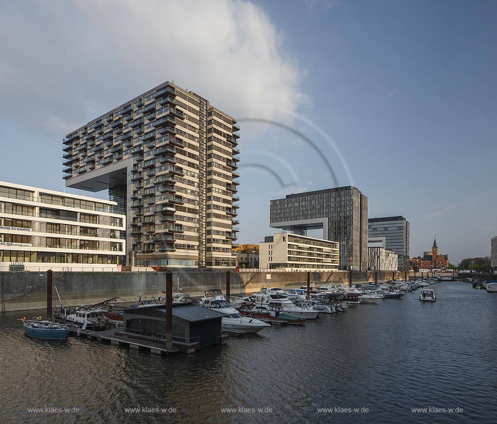 Koeln Kranhaeuser im Rheinauhafen Seit 1998 wird der Rheinauhafen der Stadt Koeln neu erschlossen und umgestaltet, besonderer Blickfang sind die drei "Kranhaeuser", die man schon von weitem an ihrer eigenwilligen Form erkennen kann und die Wohnungen beherbergen; Cologne "Kranhaeuser" in the harbor "Rheinauhafen", since 1998 the old harbor will alter in buildings. There you can find flats and offices.