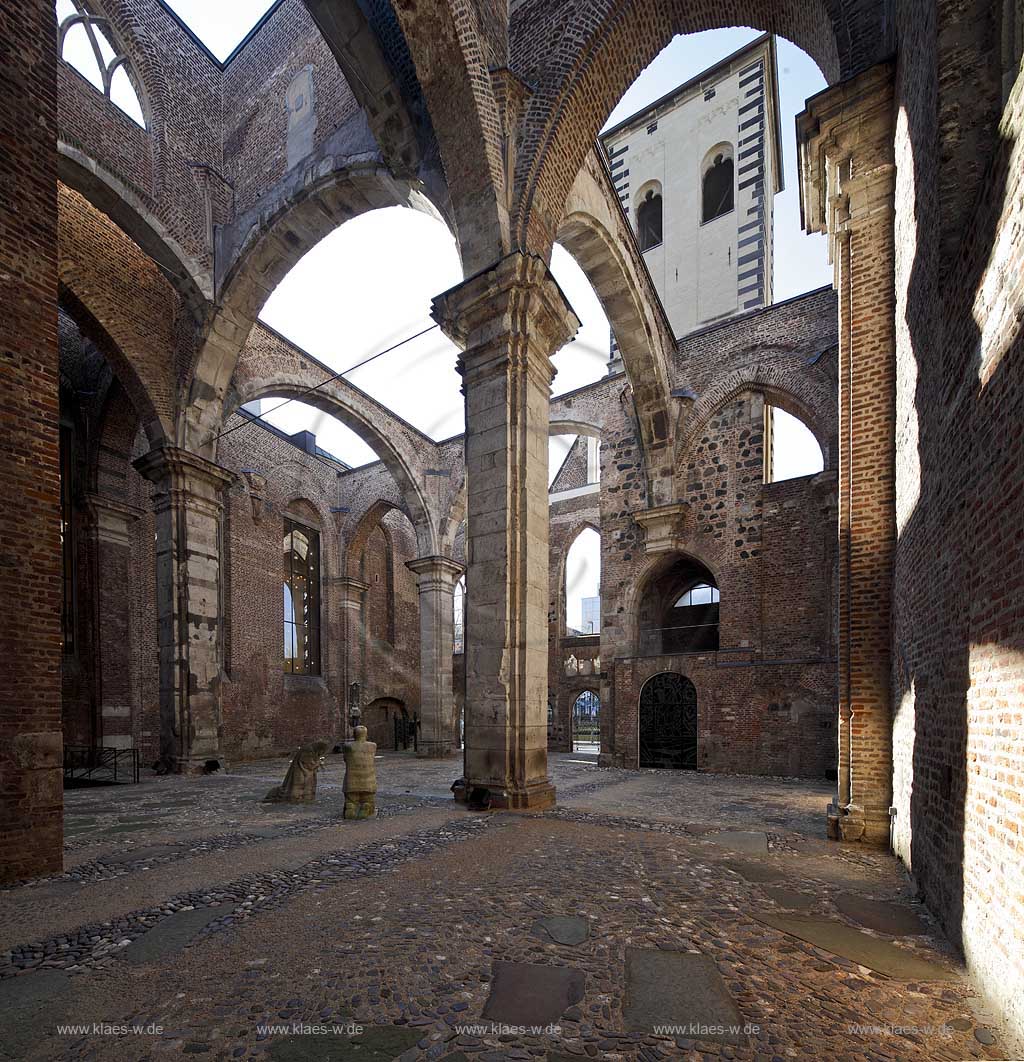 Koeln Altstadt, Alt Sankt Alban Kirche mit Skulptur Trauerndes Elternpaar. Im Zweiten Weltkrieg wurde die Kirche stark zerstrt. Danach wurde sie lediglich gesichert, aber nicht wieder aufgebaut, sondern 1959 als Gedenksttte fr die Toten der Weltkriege gewidmet. Sichtbar sind noch die Pfeiler und Joche der Halle und Apsiden mit den Fensterffnungen. Fenster und Dcher fehlen; Cologne ruin of church Old St. Alban