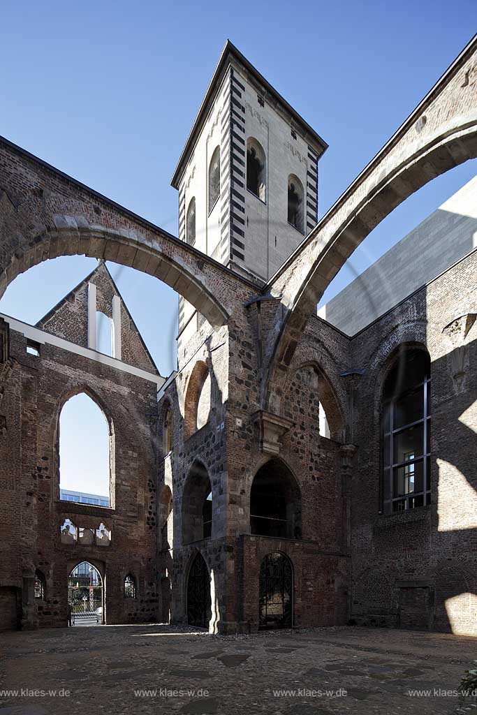 Koeln Altstadt, Alt Sankt Alban Kirche. Im Zweiten Weltkrieg wurde die Kirche stark zerstrt. Danach wurde sie lediglich gesichert, aber nicht wieder aufgebaut, sondern 1959 als Gedenksttte fr die Toten der Weltkriege gewidmet. Sichtbar sind noch die Pfeiler und Joche der Halle und Apsiden mit den Fensterffnungen. Fenster und Dcher fehlen; Cologne ruin of church Old St. Alban