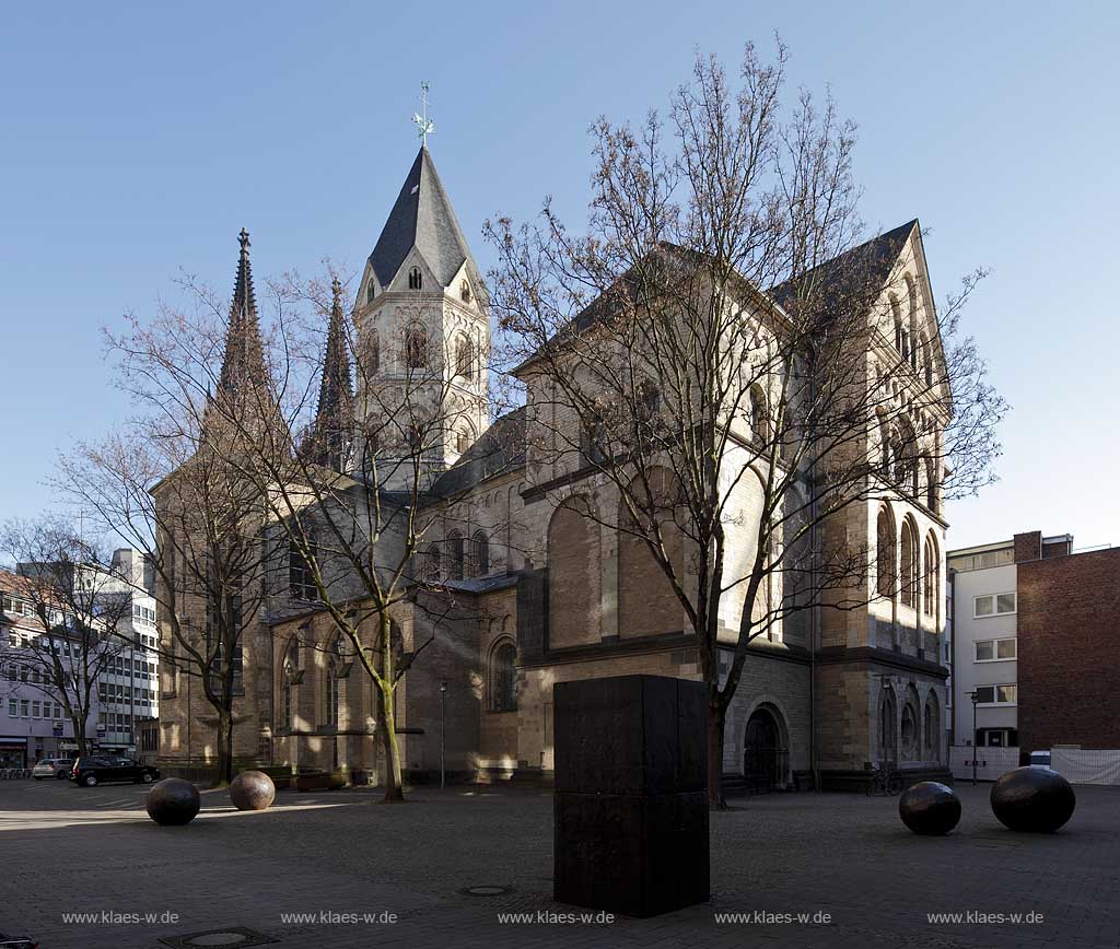 Koeln Altstadt Nord romanische Kirche Sankt Andreas Aussenansicht im Fruehling mit kahlen Baeumen; Cologne old town romanesque church St. Andreas