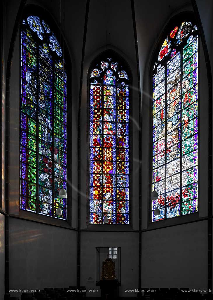 Koeln Altstadt Nord romanische Kirche Sankt Andreas Innenansicht mit Blick zu drei der Fenster im suedlichen Makkabaeerchor; Cologne old town romanesque church St. Andreas