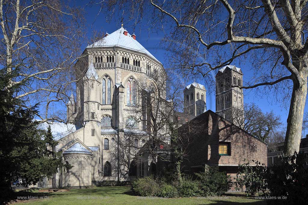 Koeln Altstadt, romanische Kirche St. Gereon im Fruehling mit kahlen Baeumen von Sued; Cologne old town romanesque church St. Gereon