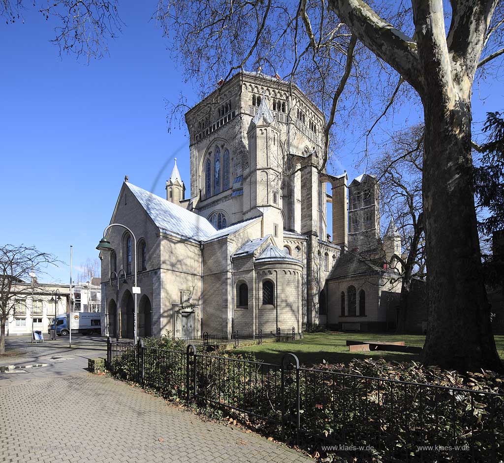 Koeln Altstadt, romanische Kirche St. Gereon im Fruehling mit kahlen Baeumen von Suedwesr; Cologne old town romanesque church St. Gereon 