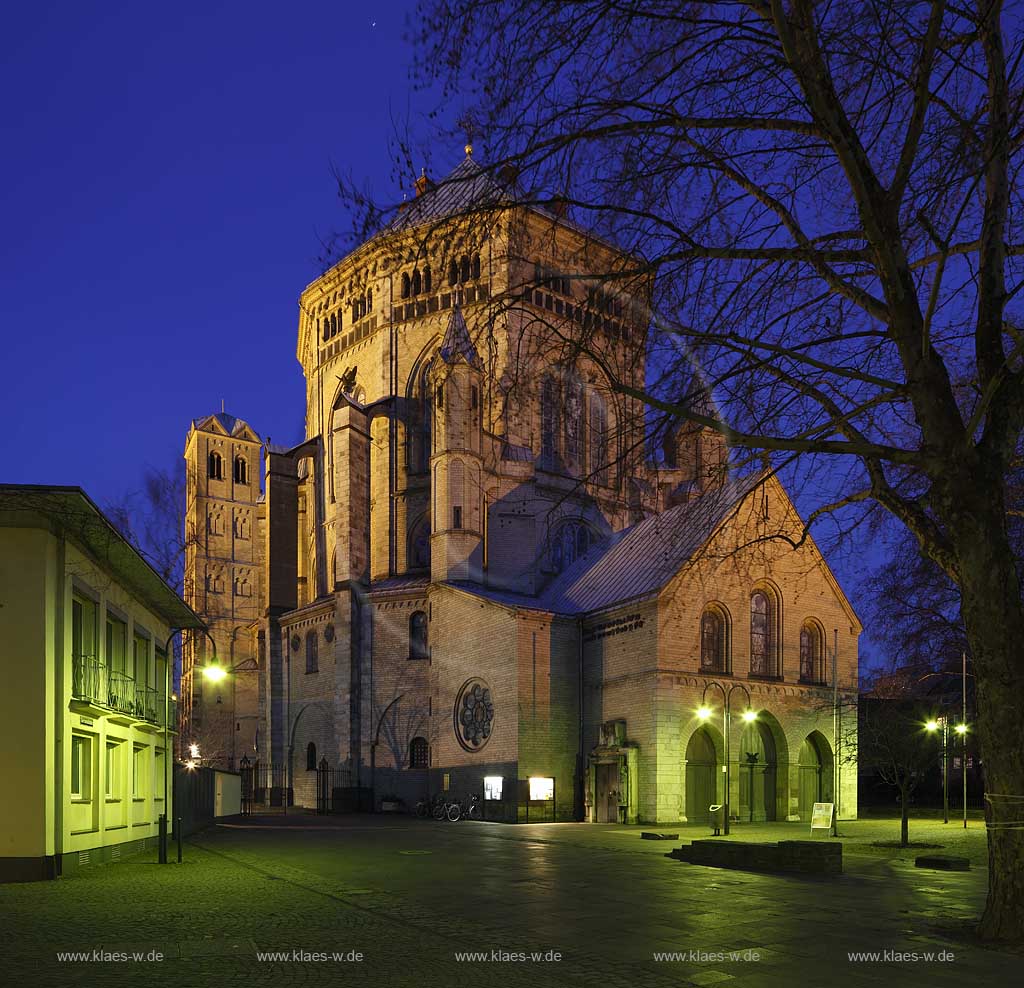 Koeln Altstadt, romanische Kirche St. Gereon im Fruehling mit kahlen Baeumen von Nordwest zur blauen Stunde illuminiert; Cologne old town romanesque church St. Gereon during blue hour