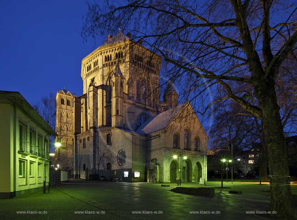 Koeln Altstadt, romanische Kirche St. Gereon im Fruehling mit kahlen Baeumen von Nordwest zur blauen Stunde illuminiert; Cologne old town romanesque church St. Gereon during blue hour