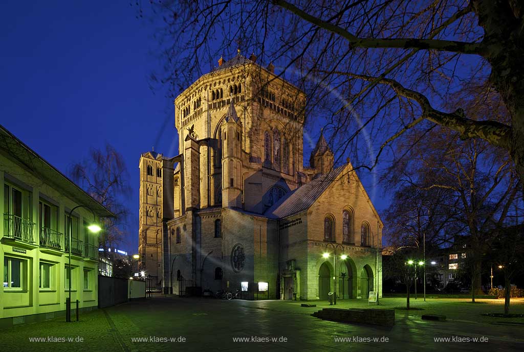 Koeln Altstadt, romanische Kirche St. Gereon im Fruehling mit kahlen Baeumen von Nordwest zur blauen Stunde illuminiert; Cologne old town romanesque church St. Gereon during blue hour