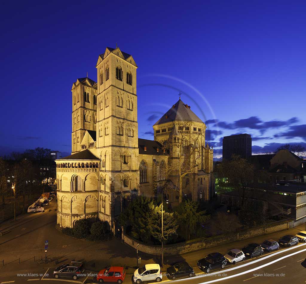 Koeln Altstadt, romanische Kirche St. Gereon im Fruehling mit kahlen Baeumen von Nordost zur blauen Stunde illuminiert; Cologne old town romanesque church St. Gereon during blue hour