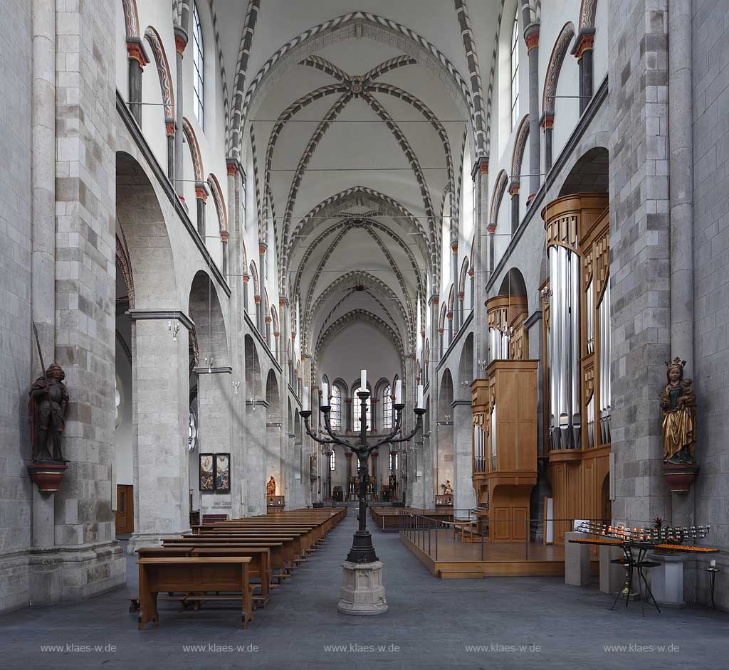 Koeln Altstadt, romanische Kirche St. Kunibert, Innenansicht mit Kerzenleuchter im Vordergrund durch Langhaus mit Orgel Richtung Chor; Cologne old town romanesque church St. Kunibert