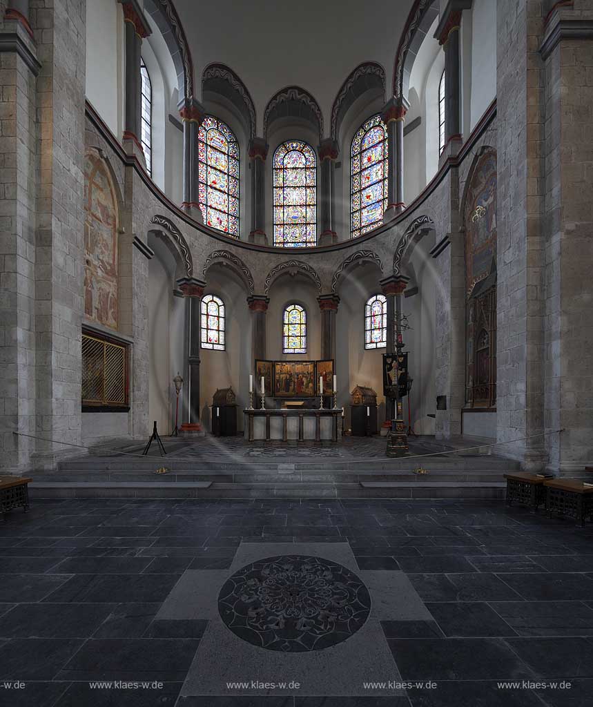 Koeln Altstadt, romanische Kirche St. Kunibert, Innenansicht Blick in die Apsis mit Rundbogenfenstern, in den drei mittleren Fenstern des Obergeschosses sind herrliche Glasmalereien aus der Zeit der Romanik erhalten: Wurzel Jesse (Mitte), Klemenslegende (links) und Kunibertslegende (rechts); Cologne old town romanesque church St. Kunibert