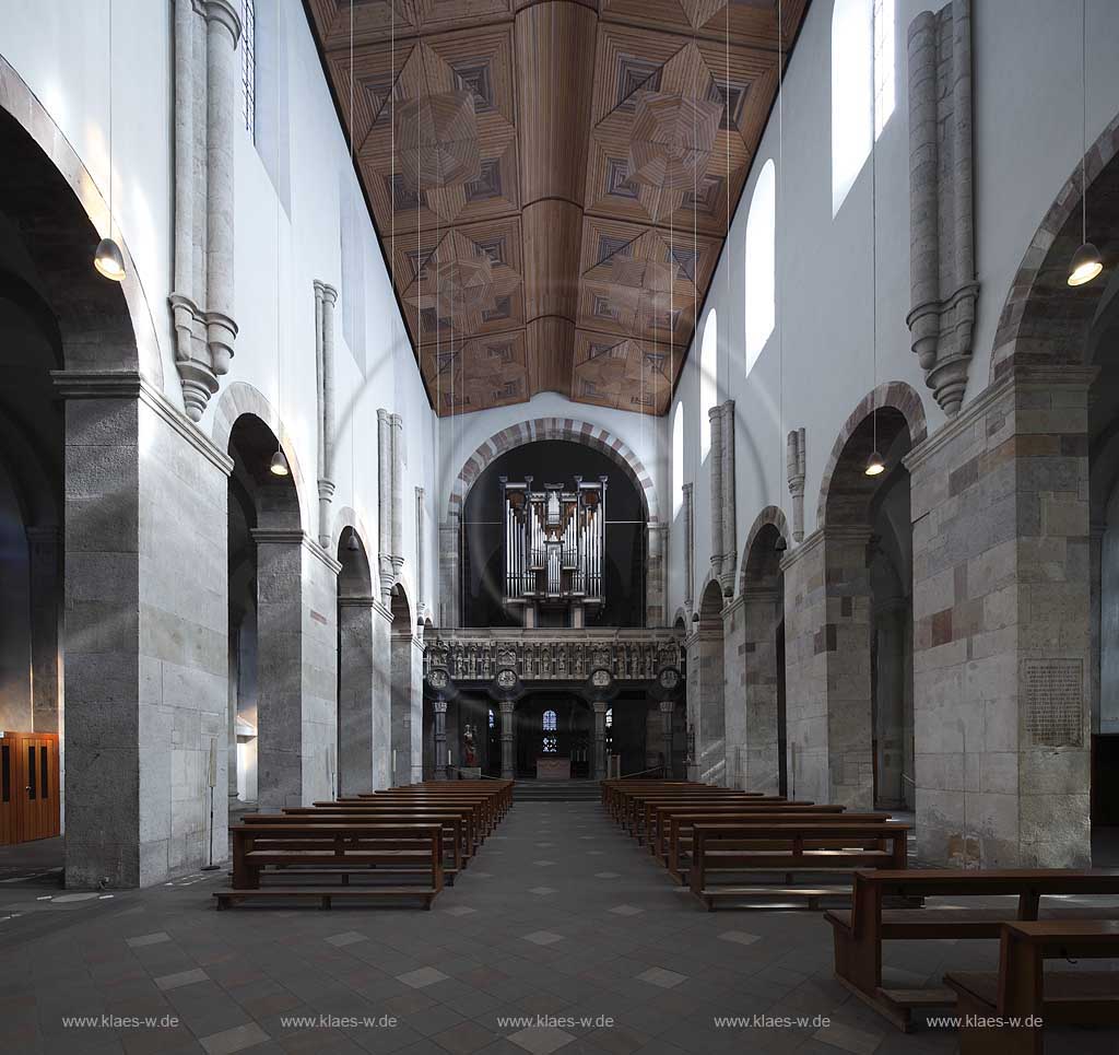 Koeln Altstadt, romanische Kirche Sankt Maria im Kapitol, Innenansicht Langschiff Blick nach Osten mit Gotischem Lettner, Orgel; Cologne old town romanesque church St. Maria im Kapitol