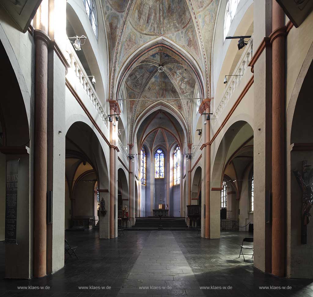 Koeln Altstadt, romanische Kirche Sankt Maria in Lyskirchen Innenansicht mit Gewoelbefresken zum Altar; Cologne old town romanesque church St. Maria in Lyskirchen