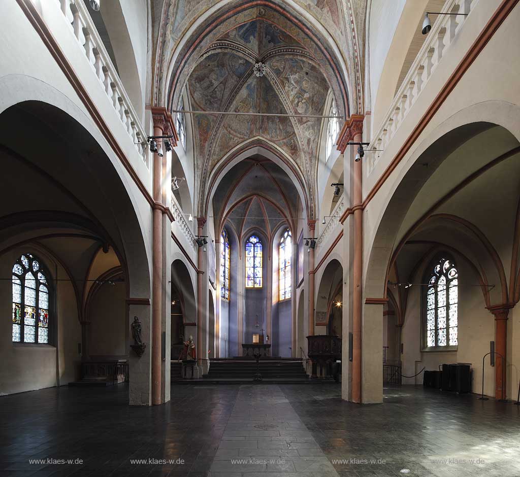 Koeln Altstadt, romanische Kirche Sankt Maria in Lyskirchen Innenansicht mit Gewoelbefresken zum Altar; Cologne old town romanesque church St. Maria in Lyskirchen