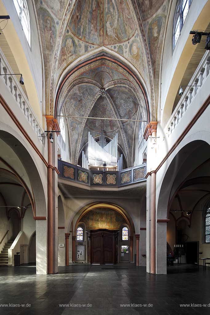 Koeln Altstadt, romanische Kirche Sankt Maria in Lyskirchen Innenansicht mit Gewoelbefresken zur 20 Register Orgel von Romanus Seifert; Cologne old town romanesque church St. Maria in Lyskirchen