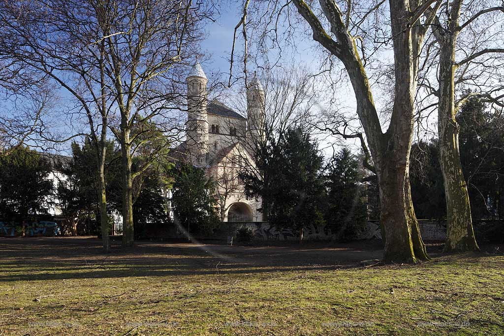 Koeln Altstadt, romanische Kirche Sankt Pantaleon Aussenansicht im Fruehling mit kahlen Baeumen; Cologne old town romanesque church St. Pantaleon