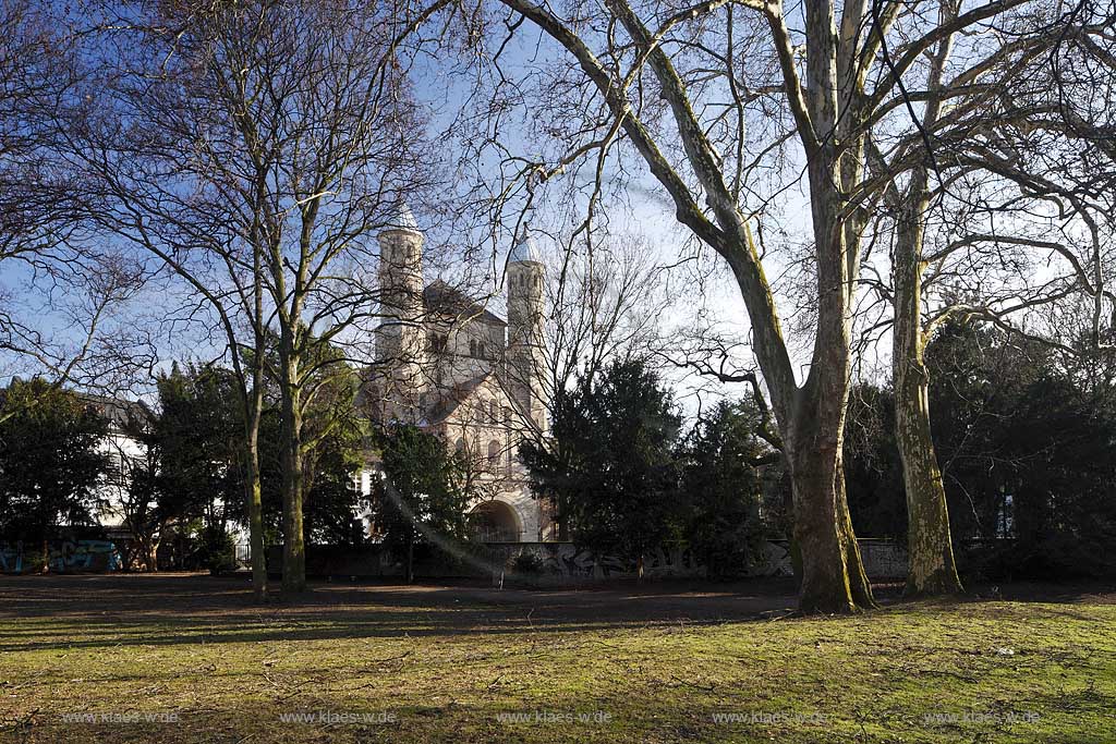 Koeln Altstadt, romanische Kirche Sankt Pantaleon Aussenansicht im Fruehling mit kahlen Baeumen; Cologne old town romanesque church St. Pantaleon