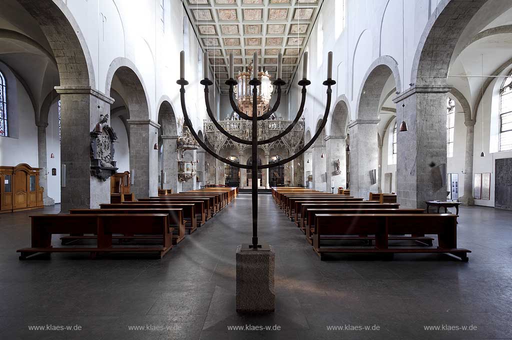 Koeln Altstadt, romanische Kirche Sankt Pantaleon Innenansicht Blick durch Langhaus mit 7-flammigem Kerzenleuchter im Vordergrund zum gothischen Lettner mit der Orgel, Kanzel,  Kastendecke; Cologne old town romanesque church St. Pantaleon