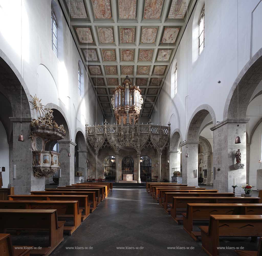 Koeln Altstadt, romanische Kirche Sankt Pantaleon Innenansicht Blick durch Langhaus zum gothischen Lettner mit der Orgel, Kanzel, Kastendecke; Cologne old town romanesque church St. Pantaleon