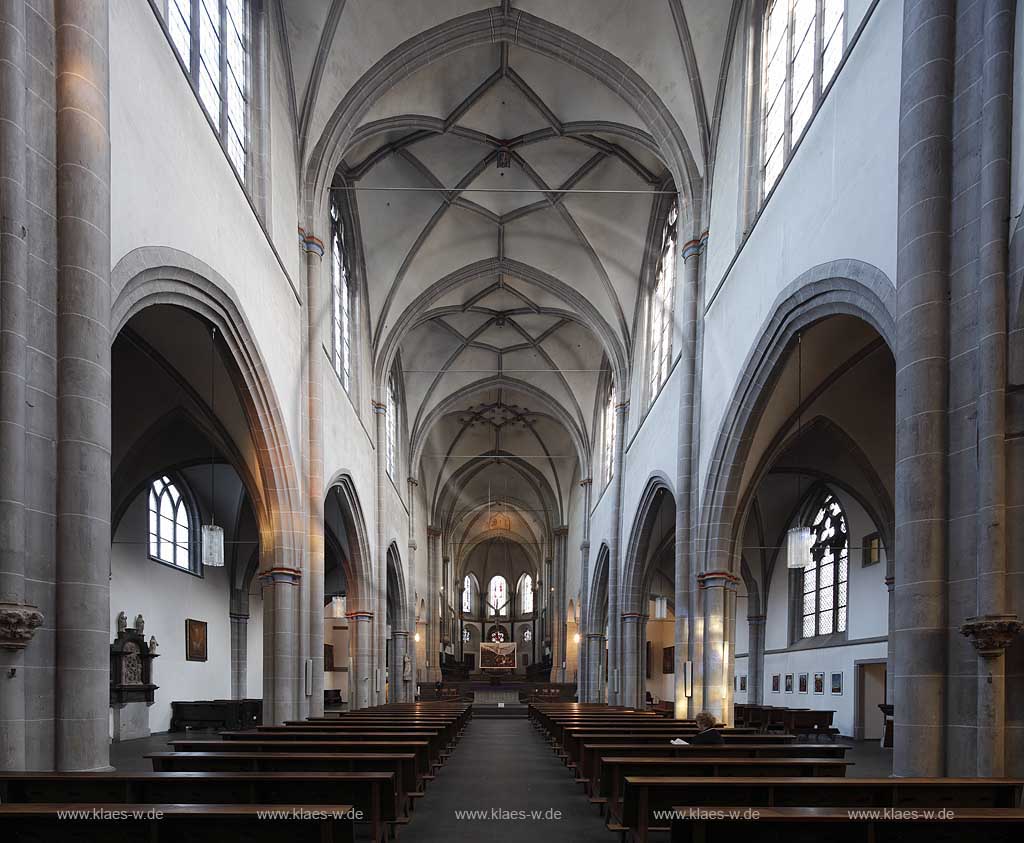 Koeln Altstadt Sued, romanische Kirche Sankt Severin Innenansicht Blick durch Langhaus zum Chor mit dem Gewoelbe; Cologne old town romanesque church St. Severin