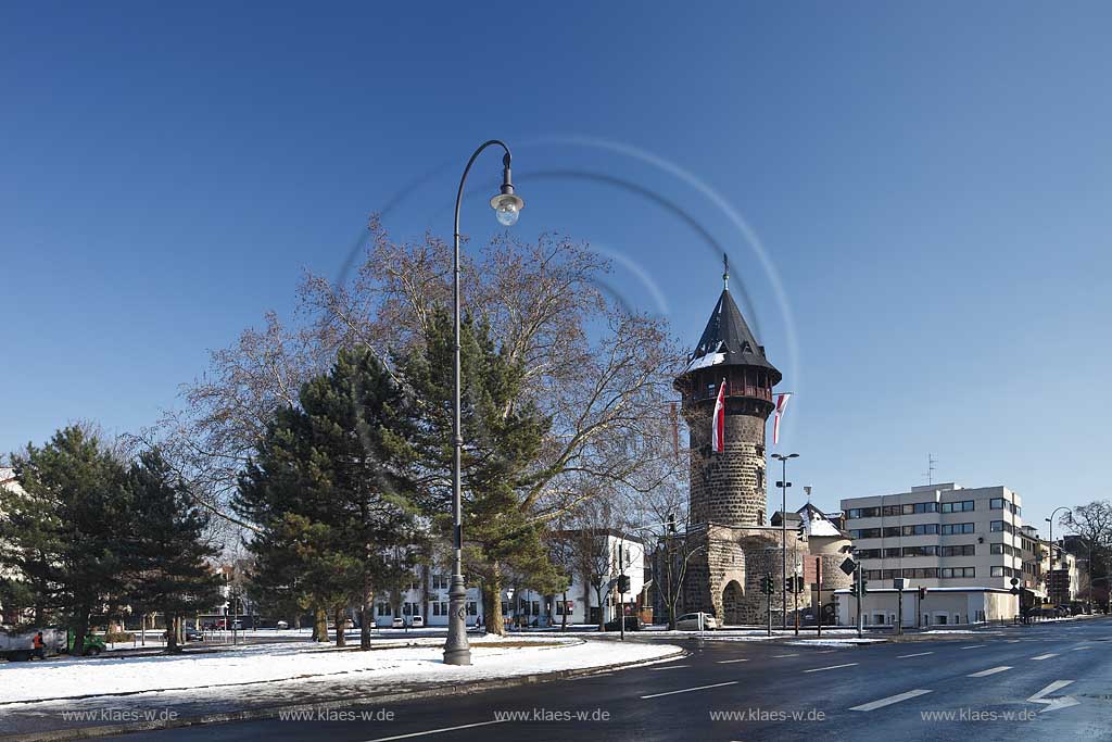 Koeln Altstadt-Sued ,die Ulrepforte wurde im frhen 13. Jahrhundert als Teil der mittelalterlichen Stadtmauer von Koeln errichtet. Sie ist mit starken baulichen Vernderungen erhaltenund war mit vier Metern Weite das kleinste der landseitigen Stadttore; Cologne old town historical town gate Ulrepforte in winter 