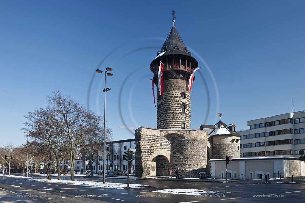 Koeln Altstadt-Sued ,die Ulrepforte wurde im frhen 13. Jahrhundert als Teil der mittelalterlichen Stadtmauer von Koeln errichtet. Sie ist mit starken baulichen Vernderungen erhaltenund war mit vier Metern Weite das kleinste der landseitigen Stadttore; Cologne old town historical town gate Ulrepforte in winter 