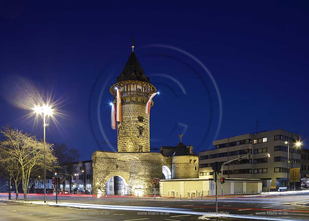 Koeln Altstadt-Sued ,die Ulrepforte wurde im frhen 13. Jahrhundert als Teil der mittelalterlichen Stadtmauer von Koeln errichtet. Sie ist mit starken baulichen Vernderungen erhaltenund war mit vier Metern Weite das kleinste der landseitigen Stadttore, in naechicher Beleuchtung zur fortgeschrittenen blauen Stunde illuminiert; Cologne old town historical town gate Ulrepforte in winter in evening light during late blue hour