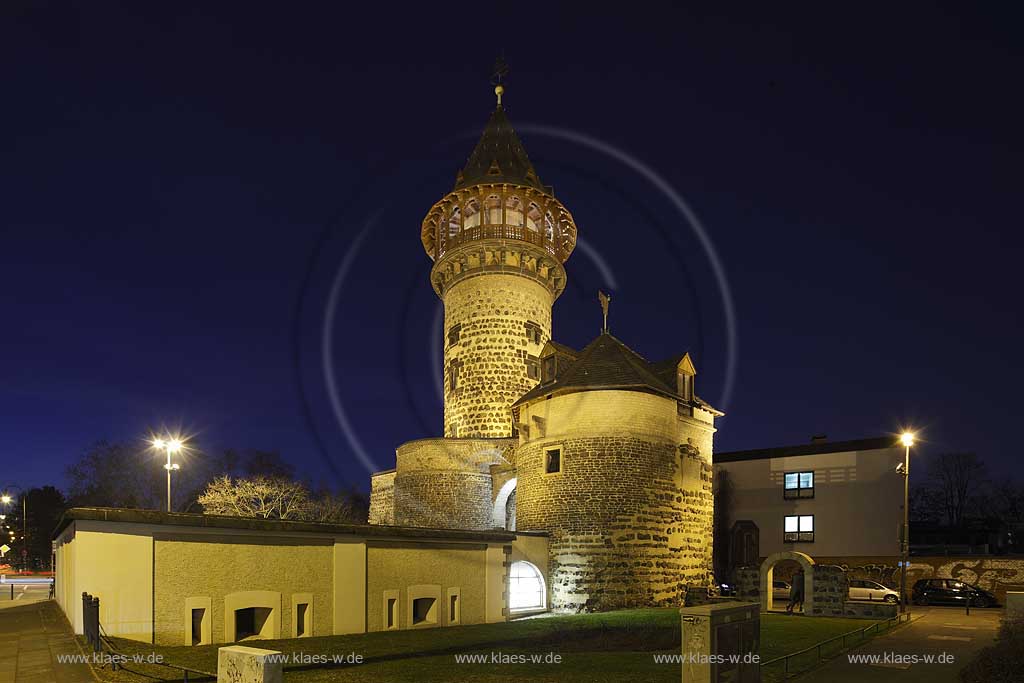 Koeln Altstadt-Sued ,die Ulrepforte wurde im frhen 13. Jahrhundert als Teil der mittelalterlichen Stadtmauer von Koeln errichtet. Sie ist mit starken baulichen Vernderungen erhaltenund war mit vier Metern Weite das kleinste der landseitigen Stadttore, in naechtlicher Beleuchtung zur fortgeschrittenen blauen Stunde illuminiert; Cologne old town historical town gate Ulrepforte in winter in evening light during late blue hour