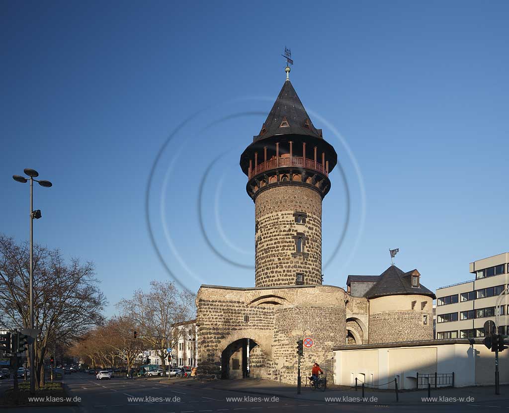 Koeln Altstadt-Sued ,die Ulrepforte wurde im frhen 13. Jahrhundert als Teil der mittelalterlichen Stadtmauer von Koeln errichtet. Sie ist mit starken baulichen Vernderungen erhaltenund war mit vier Metern Weite das kleinste der landseitigen Stadttore, in abendlicher Beleuchtung vor Sonnenuntergang; Cologne old town historical town gate Ulrepforte in spring in evening sunsetlight 