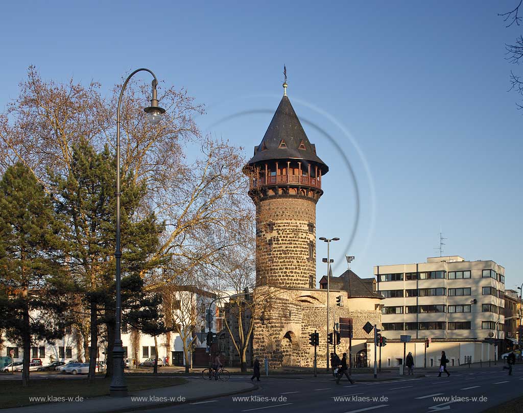 Koeln Altstadt-Sued ,die Ulrepforte wurde im frhen 13. Jahrhundert als Teil der mittelalterlichen Stadtmauer von Koeln errichtet. Sie ist mit starken baulichen Vernderungen erhaltenund war mit vier Metern Weite das kleinste der landseitigen Stadttore, in abendlicher Beleuchtung vor Sonnenuntergang; Cologne old town historical town gate Ulrepforte in spring in evening sunsetlight 