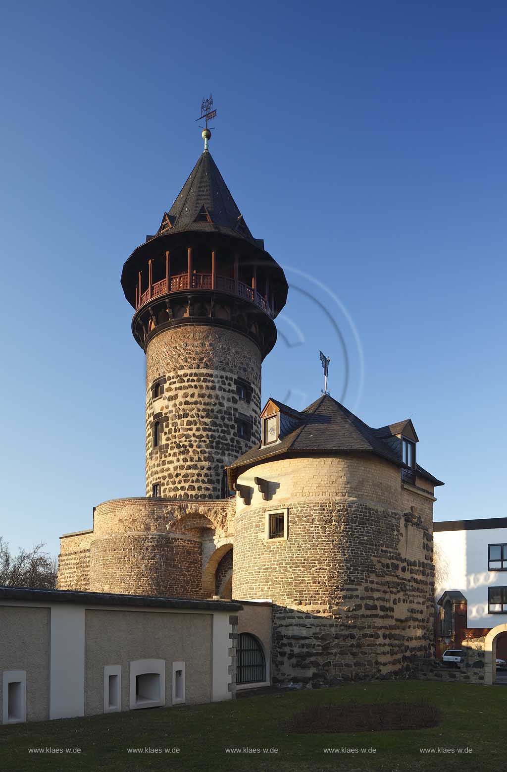 Koeln Altstadt-Sued ,die Ulrepforte wurde im frhen 13. Jahrhundert als Teil der mittelalterlichen Stadtmauer von Koeln errichtet. Sie ist mit starken baulichen Vernderungen erhaltenund war mit vier Metern Weite das kleinste der landseitigen Stadttore, in abendlicher Beleuchtung vor Sonnenuntergang; Cologne old town historical town gate Ulrepforte in spring in evening sunsetlight 