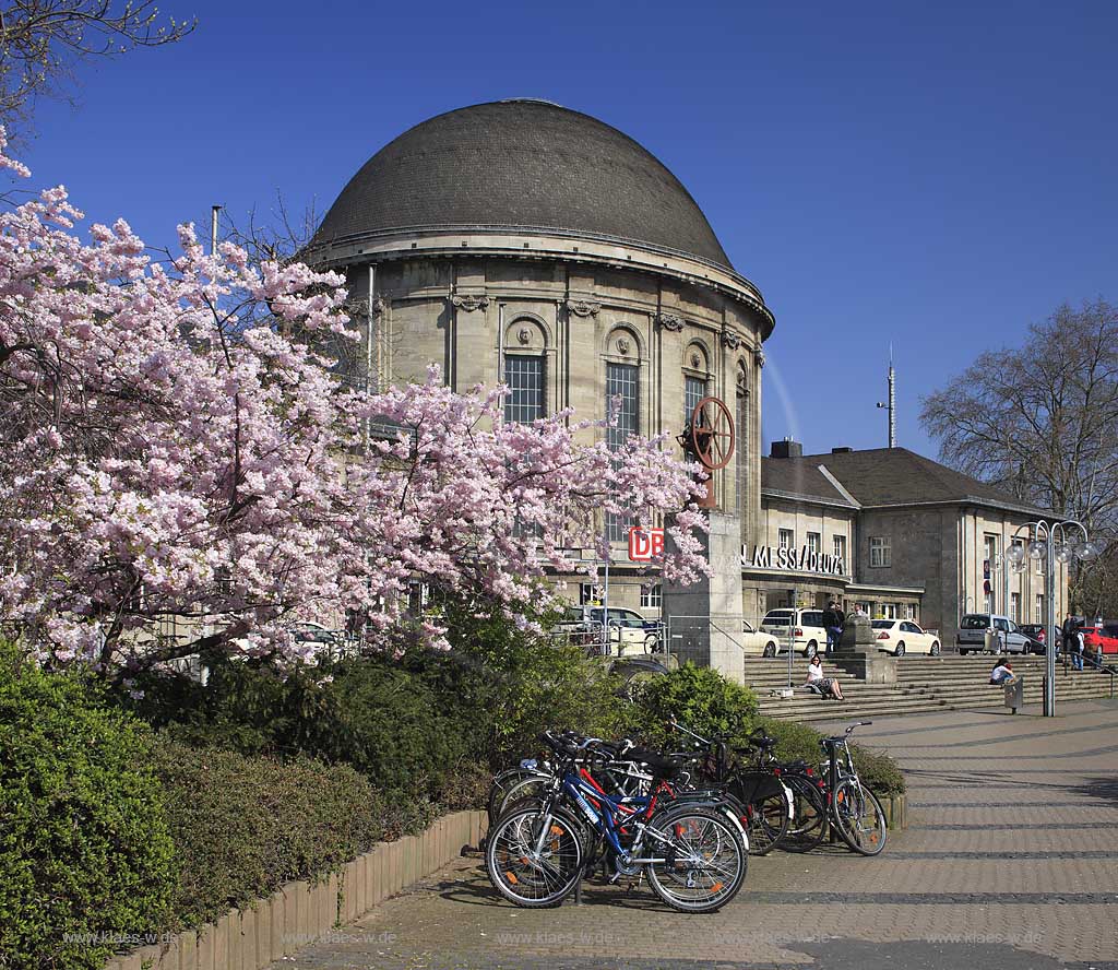 Koeln Deutz Bahnhof Koeln Messe / Deutz Empfangsbebaeude, Turmbahnhof im Fruehling; Sation building of railroad station fair / Deutz Cologne in springtime