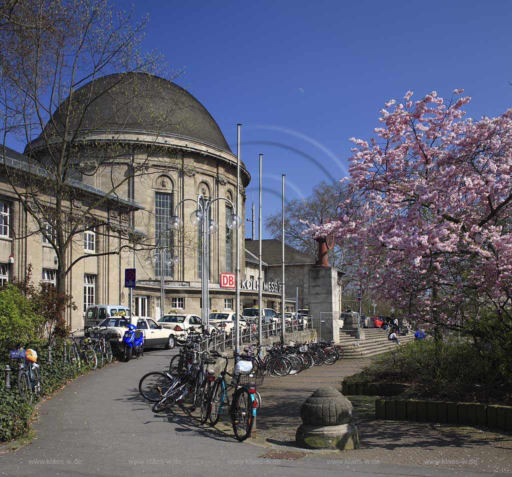 Koeln Deutz Bahnhof Koeln Messe / Deutz Empfangsbebaeude, Turmbahnhof im Fruehling; Sation building of railroad station fair / Deutz Cologne in springtime