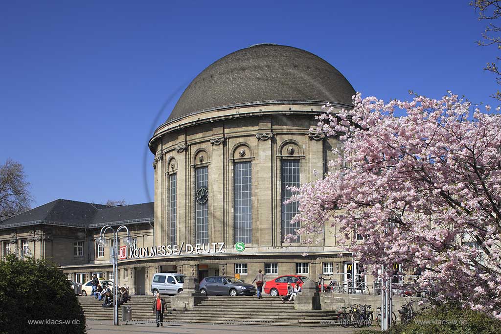 Koeln Deutz Bahnhof Koeln Messe / Deutz Empfangsbebaeude, Turmbahnhof im Fruehling; Sation building of railroad station fair / Deutz Cologne in springtime