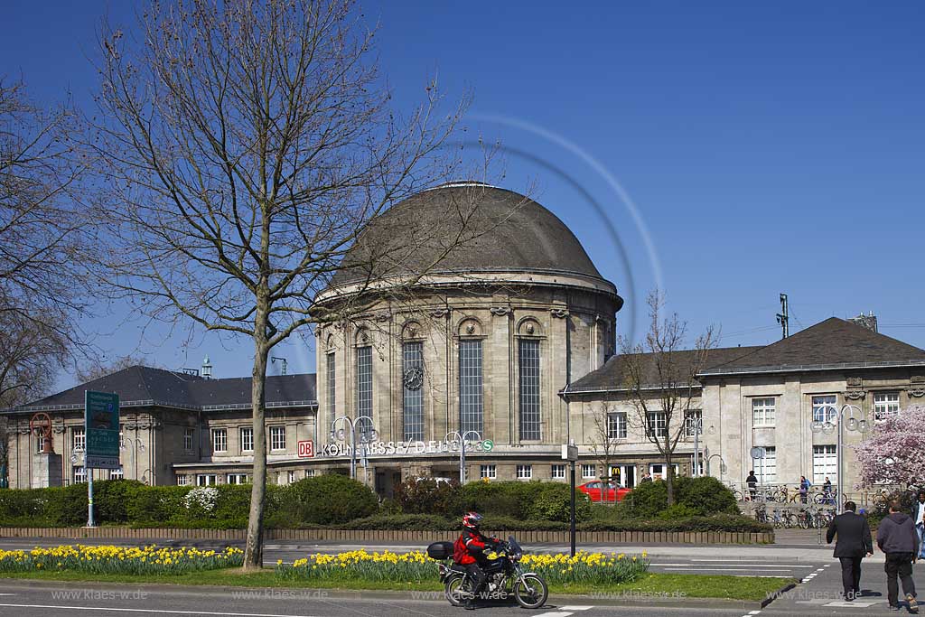 Koeln Deutz Bahnhof Koeln Messe / Deutz Empfangsbebaeude, Turmbahnhof im Fruehling; Sation building of railroad station fair / Deutz Cologne in springtime