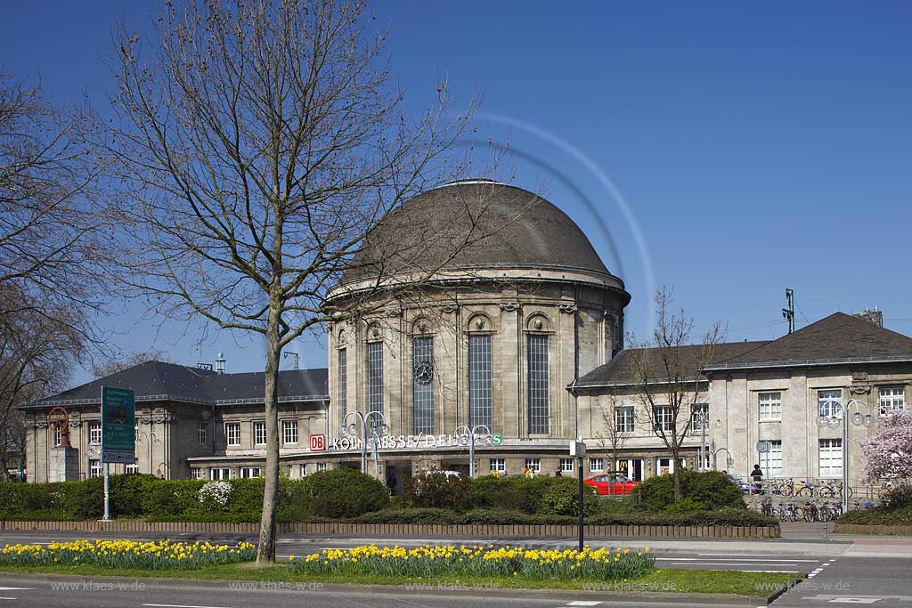 Koeln Deutz Bahnhof Koeln Messe / Deutz Empfangsbebaeude, Turmbahnhof im Fruehling; Sation building of railroad station fair / Deutz Cologne in springtime