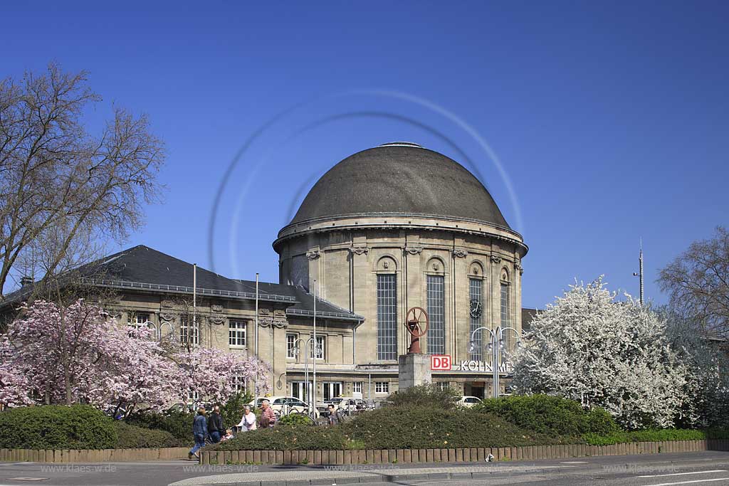 Koeln Deutz Bahnhof Koeln Messe / Deutz Empfangsbebaeude, Turmbahnhof im Fruehling; Sation building of railroad station fair / Deutz Cologne in springtime