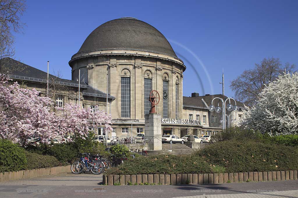 Koeln Deutz Bahnhof Koeln Messe / Deutz Empfangsbebaeude, Turmbahnhof im Fruehling; Sation building of railroad station fair / Deutz Cologne in springtime