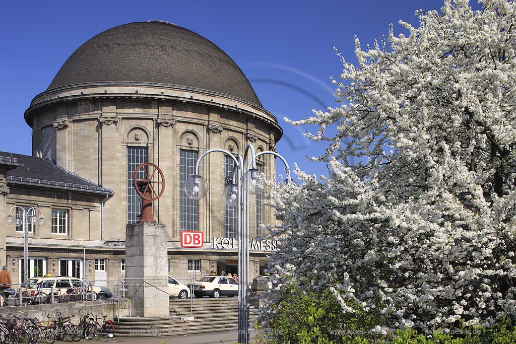 Koeln Deutz Bahnhof Koeln Messe / Deutz Empfangsbebaeude, Turmbahnhof im Fruehling; Sation building of railroad station fair / Deutz Cologne in springtime