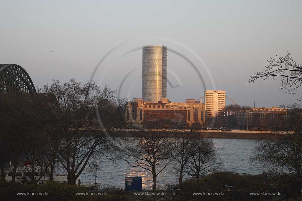 Koeln, Blick ueber den Rhein nach Deutz mit dem Hochhaus Koelntriangel, dem Hyatt Hotel und dem LVR Hochhaus im Licht der untergehenden Sonne; View ofer rhine river to Cologne/Triangel skyscraper, Hyatt hotel and LVR high rise building in red evening light of sundown