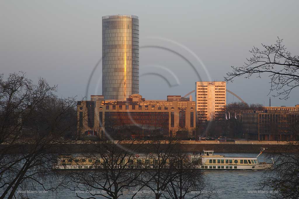 Koeln, Blick ueber den Rhein nach Deutz mit dem Hochhaus Koelntriangel, dem Hyatt Hotel und dem LVR Hochhaus im Licht der untergehenden Sonne; View ofer rhine river to Cologne/Triangel skyscraper, Hyatt hotel and LVR high rise building in red evening light of sundown