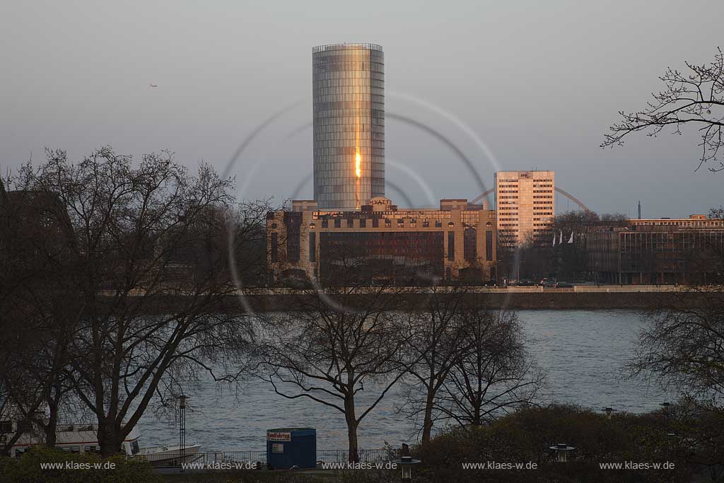 Koeln, Blick ueber den Rhein nach Deutz mit dem Hochhaus Koelntriangel, dem Hyatt Hotel und dem LVR Hochhaus im Licht der untergehenden Sonne; View ofer rhine river to Cologne/Triangel skyscraper, Hyatt hotel and LVR high rise building in red evening light of sundown