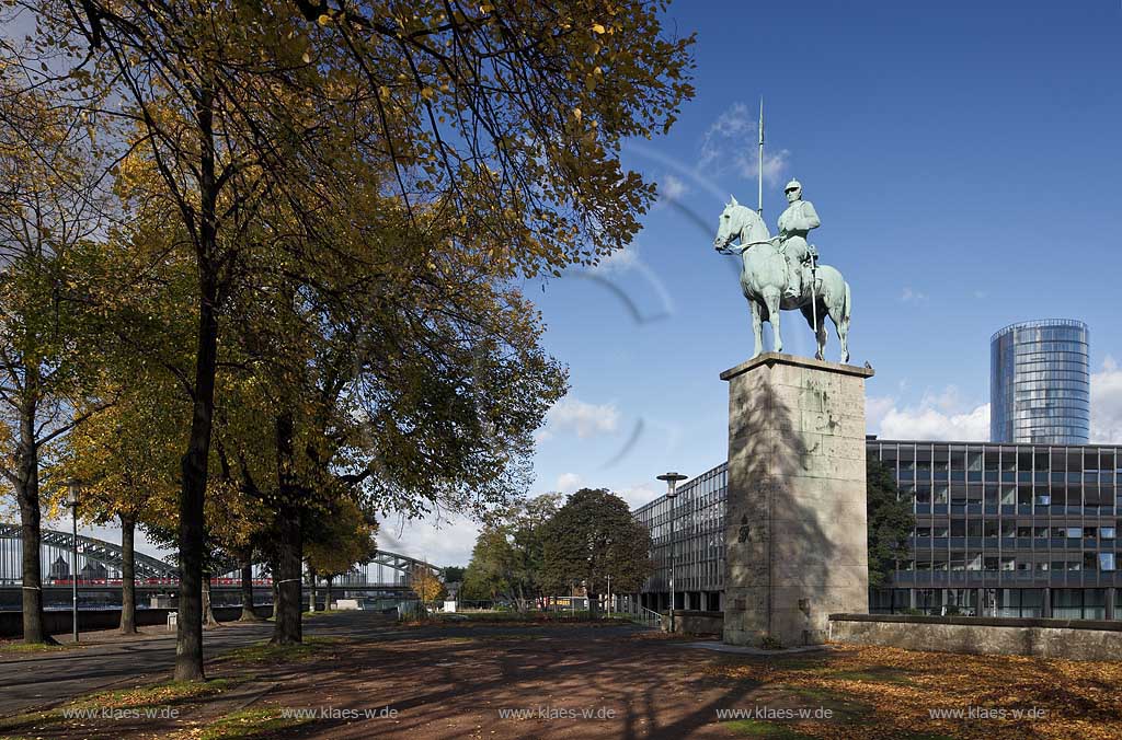 Koeln-Deutz Kennedy-Ufer im Herbst mit Reiterstandbild und Koelntriangel; Cologne Kennedy-Ufer with equestrian sculpture and Colognetriangle