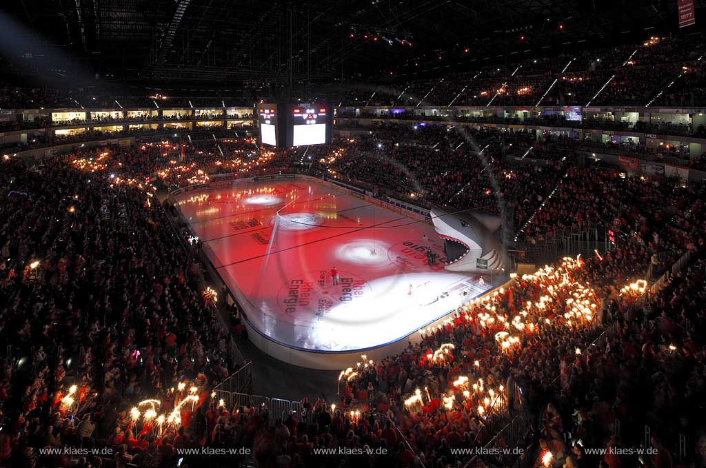 Koeln Deutz, Lanxess Arene, vormals Koelnarena waehrend eines Eishockey Bundesliga Spiels zwischen den Koelner Haien und den DEG metro Stars, Einstimmung vor Spielbeginn mit Wunderkerzen und stimmungsvoller Beleuchtung; Cologne Deutz Lanxess arena with eishockey match between Koelner Haie and DEG metro Stars