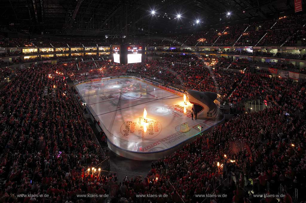 Koeln Deutz, Lanxess Arene, vormals Koelnarena waehrend eines Eishockey Bundesliga Spiels zwischen den Koelner Haien und den DEG metro Stars, Einstimmung vor Spielbeginn mit Wunderkerzen und stimmungsvoller Beleuchtung; Cologne Deutz Lanxess arena with eishockey match between Koelner Haie and DEG metro Stars