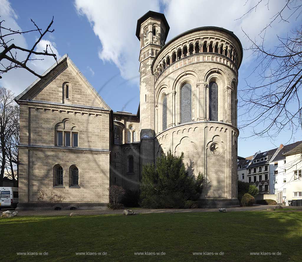 Koeln Deutz, Aussenansicht von Sueden zum Chor der Pfeilerbasilika St. Heribert im Fruehling mit kahlen Baeumen; Cologne Deutz south side of basilica St. Heribert