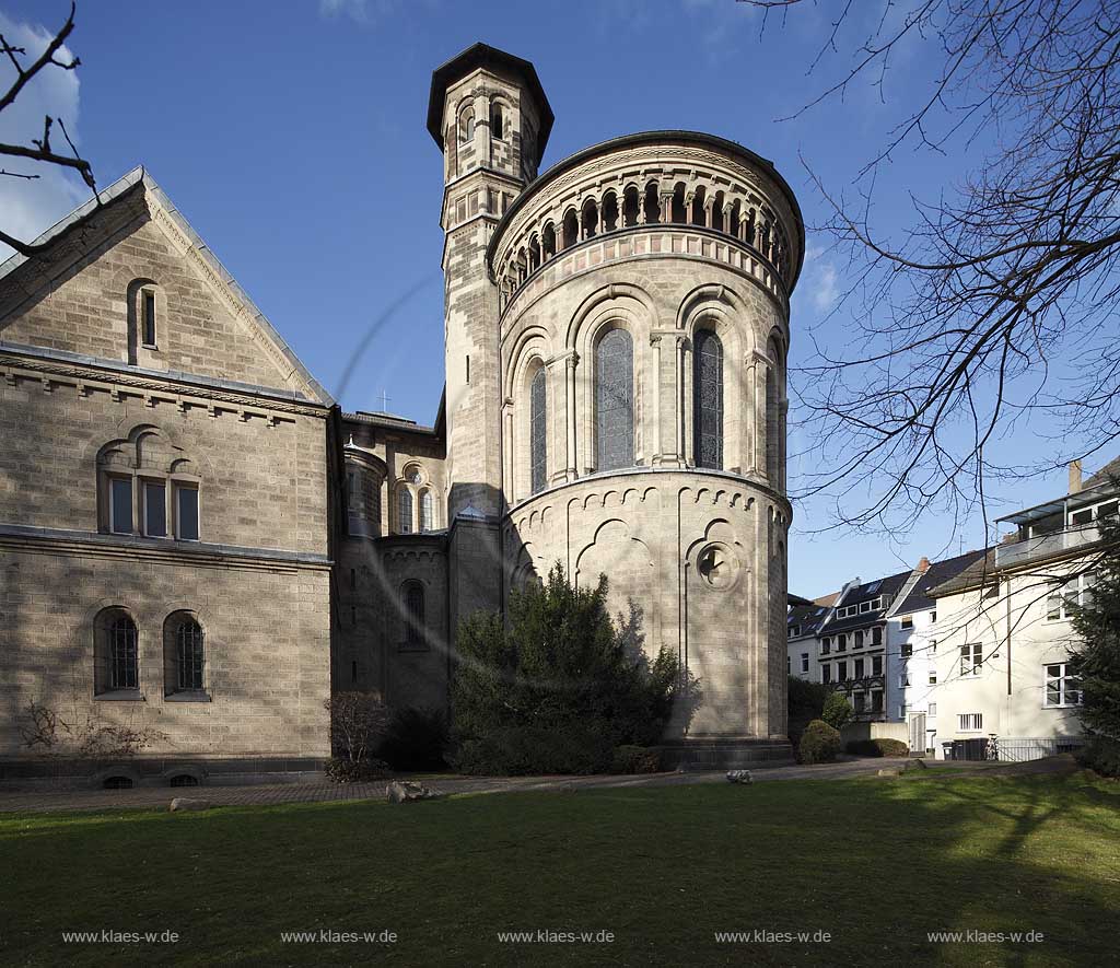 Koeln Deutz, Aussenansicht von Sueden zum Chor der Pfeilerbasilika St. Heribert im Fruehling mit kahlen Baeumen; Cologne Deutz south side of basilica St. Heribert