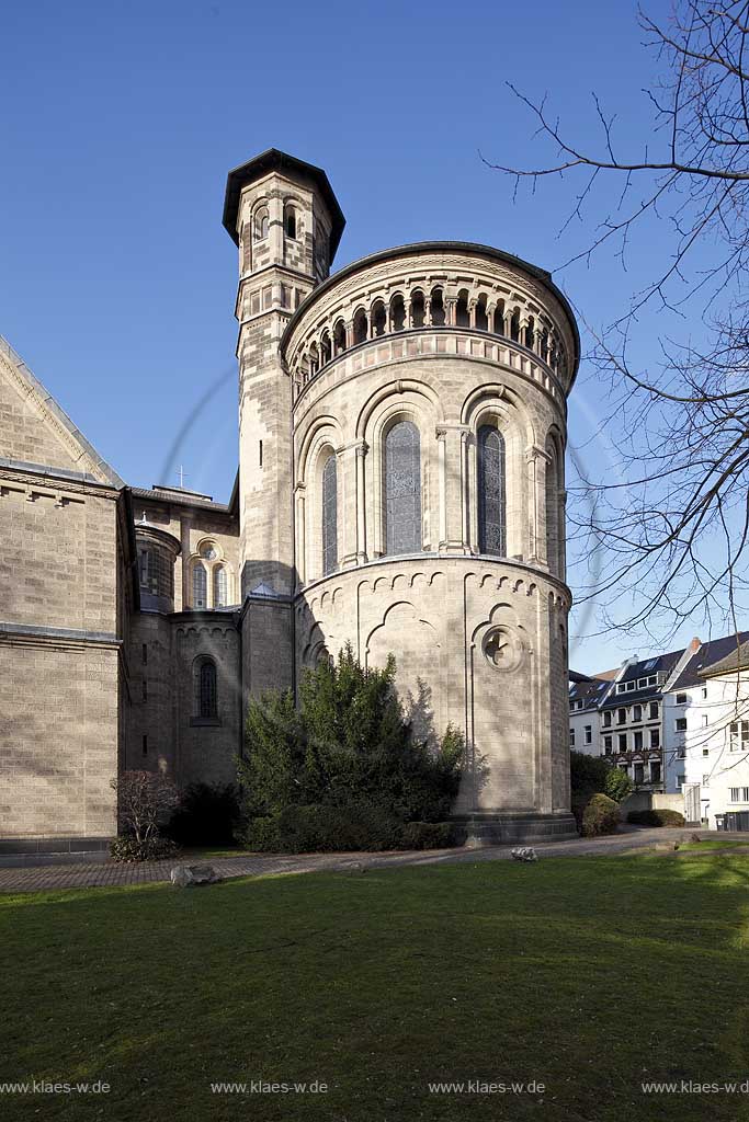 Koeln Deutz, Aussenansicht von Sueden zum Chor der Pfeilerbasilika St. Heribert im Fruehling mit kahlen Baeumen; Cologne Deutz south side of basilica St. Heribert