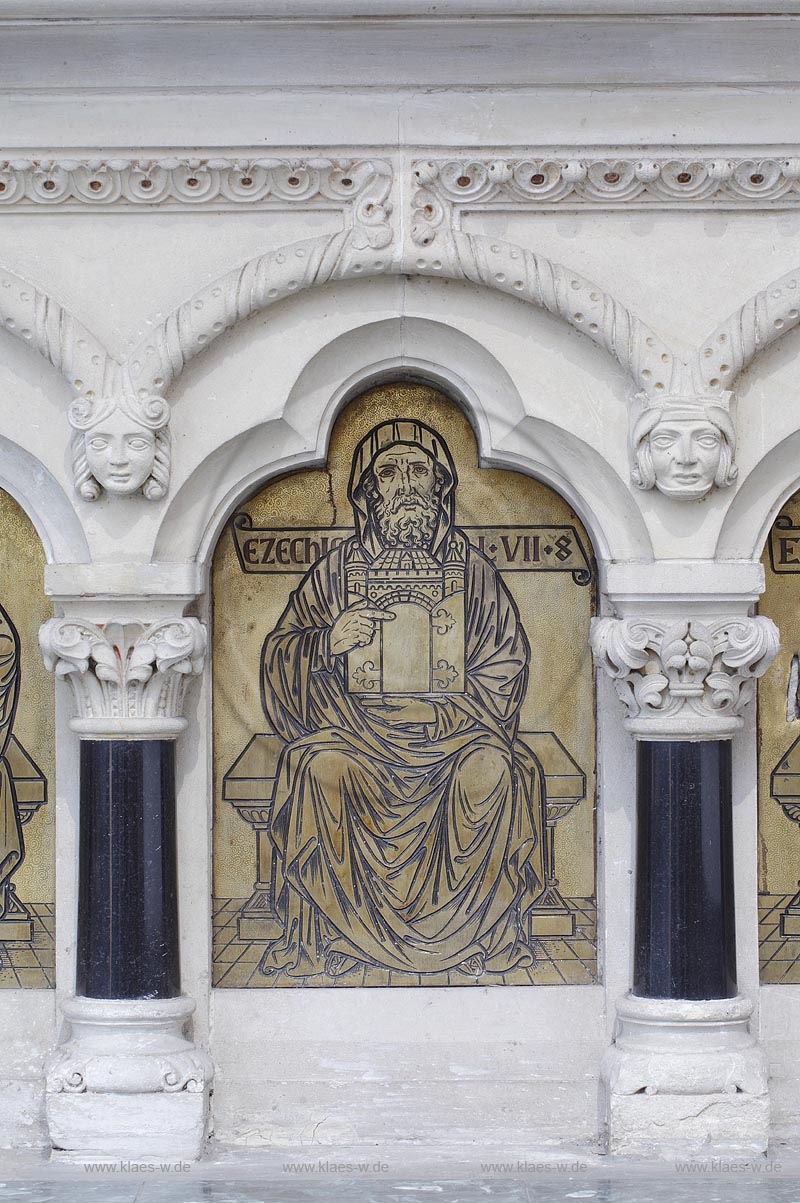 l Koeln Deutz, St. Heribert Altar Antependium, Prophetensitzfigur ezechiel; Koeln Deutz, catolic basilica, interior view