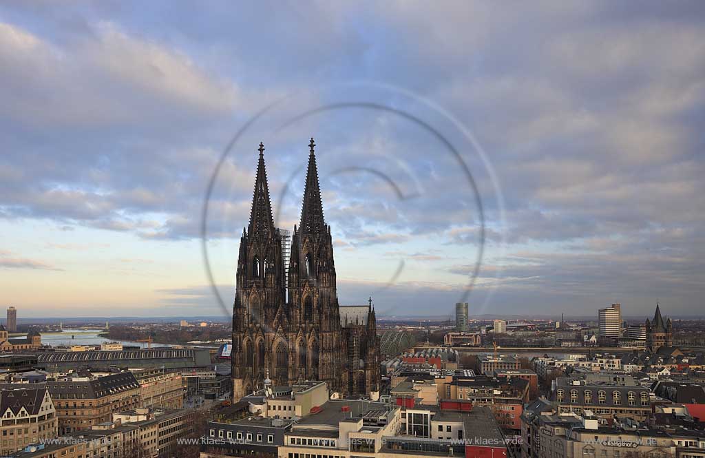 Koeln; Blick auf den Dom und die Innenstadt Richtung Deutz, Uebersichtsaufnahme in stimmungsvollem Abendlicht von der Abensomme angestrahlt; Cologne panorama view with cathedrale and city of Cologne in evening sun